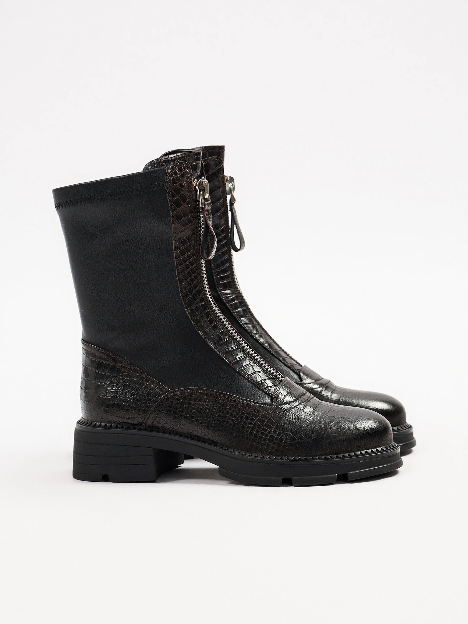 Ботинки черного цвета с декоративным замком на широком высоком каблуке